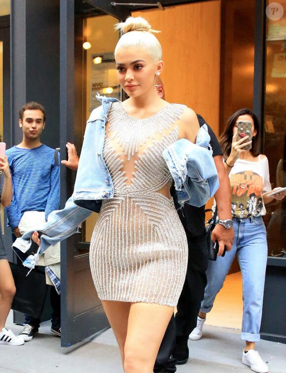 Kylie Jenner, blonde platine et avec une robe pailletée, dans les rues de New York, le 8 septembre 2016.
