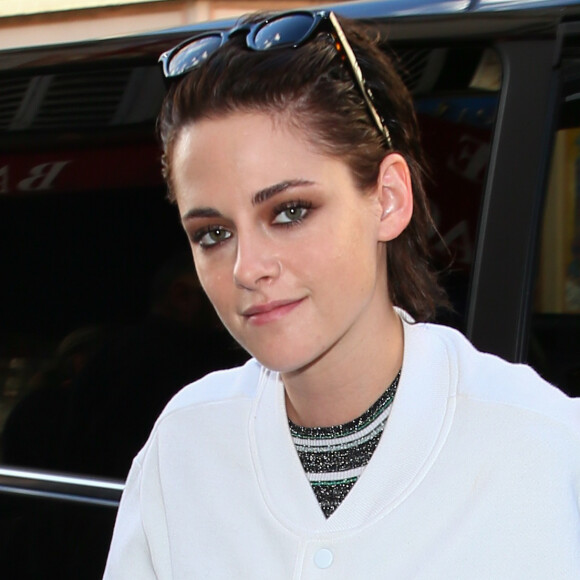 Kristen Stewart arrive à l'enregistrement de l'émission "C'est à vous" à Paris le 2 novembre 2016.