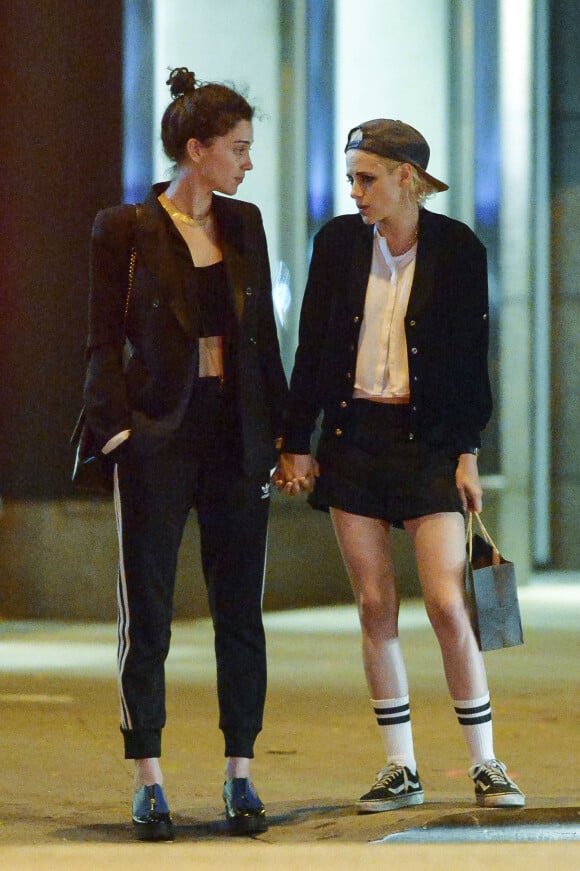 Kristen Stewart et sa compagne St. Vincent (Annie Clark) sont allées diner et se promener dans le quartier de East Village à New York. Elles semblent très amoureuses, elles s'embrassent, plaisantent et se tiennent la main. Le 16 octobre 2016