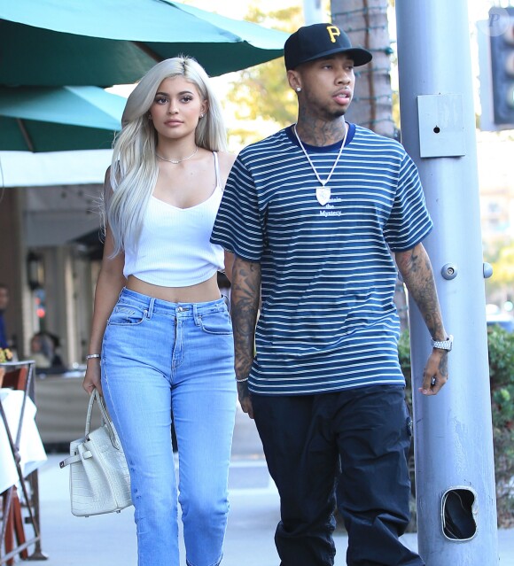 Kylie Jenner et son petit ami le rappeur Tyga se balade en amoureux dans les rues de Beverly Hills, le 8 novembre 2016