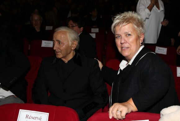 Mimie Mathy et la statue de Charles Aznavour lors de la réception organisée en l'honneur de l'entrée de Nikos Aliagas au musée Grévin. Paris, le 7 décembre 2016.