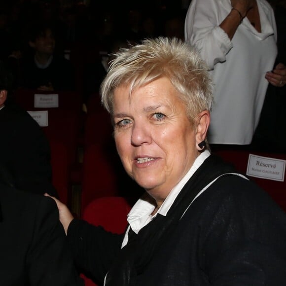 Mimie Mathy et la statue de Charles Aznavour lors de la réception organisée en l'honneur de l'entrée de Nikos Aliagas au musée Grévin. Paris, le 7 décembre 2016.