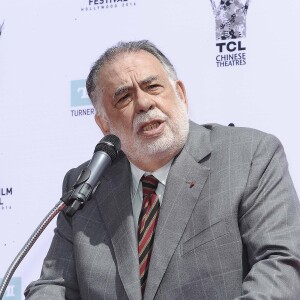 Francis Ford Coppola laisse ses empreintes dans le ciment hollywoodien au TCL Chinese Theater à Hollywood, le 29 avril 2016