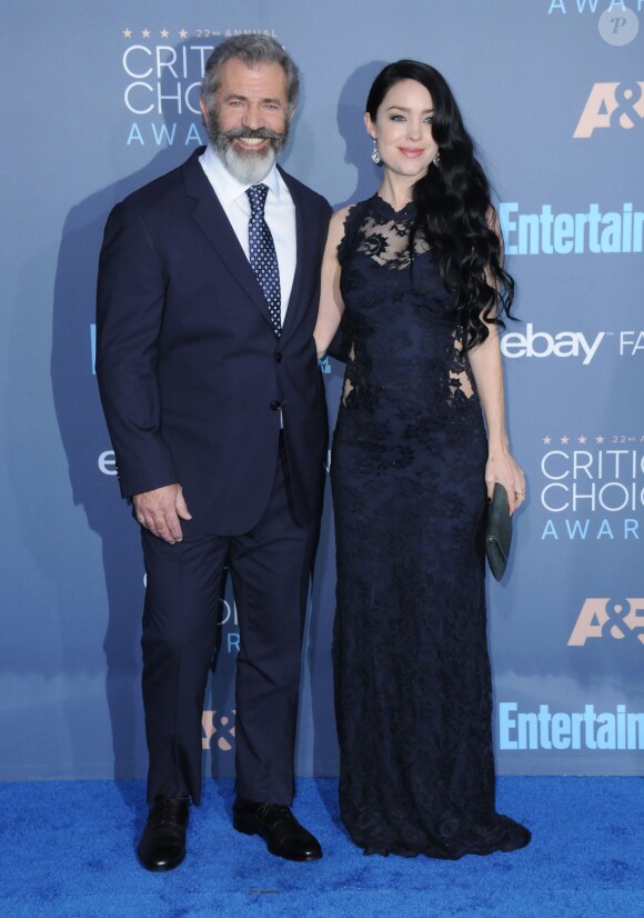 Mel Gibson et sa compagne Rosalind Ross à la cérémonie des Critics' Choice Awards au Barker Hangar à Santa Monica, le 11 novembre 2016