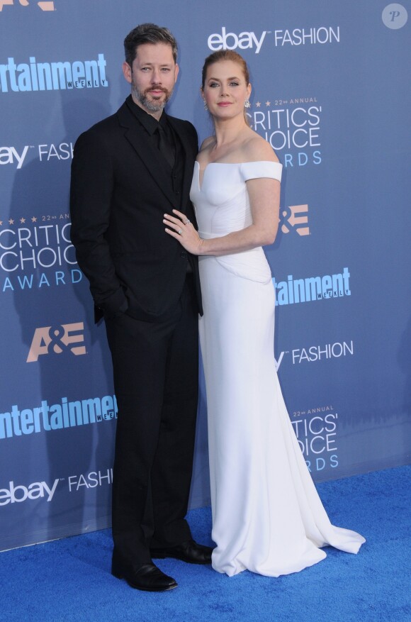 Darren Le Gallo et sa femme Amy Adams à la cérémonie des Critics' Choice Awards au Barker Hangar à Santa Monica, le 11 novembre 2016