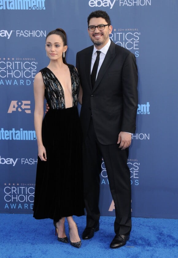 Emmy Rossum et son mari Sam Esmail à la cérémonie des Critics' Choice Awards au Barker Hangar à Santa Monica, le 11 novembre 2016