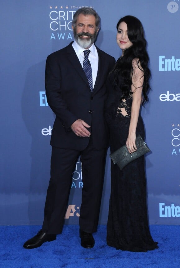 Mel Gibson et sa compagne Rosalind Ross enceinte à la cérémonie des Critics' Choice Awards au Barker Hangar à Santa Monica, le 11 novembre 2016