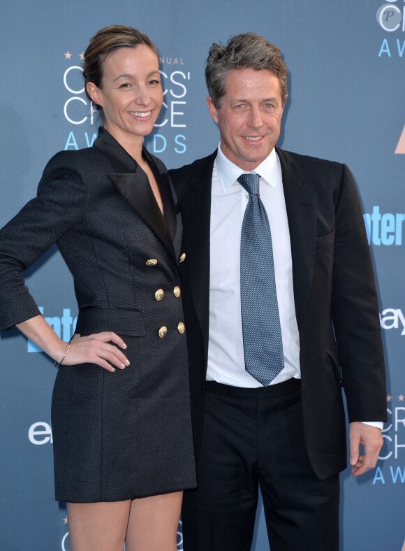 Hugh Grant et Anna Elisabet Eberstein à la cérémonie des Critics' Choice Awards au Barker Hangar à Santa Monica, le 11 novembre 2016 