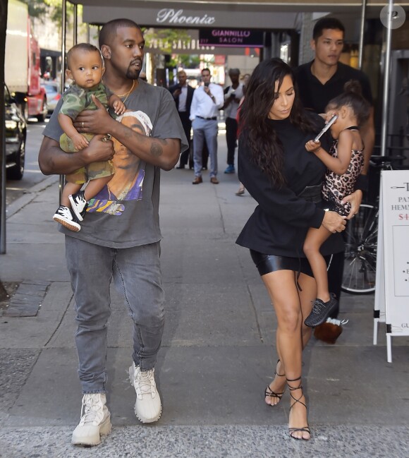 Kim Kardashian, son mari Kanye West et leurs enfants North et Saint à New York, le 29 août 2016.