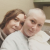 Shannen Dohert et sa mère, après une séance de radiothérapie. L'actrice se bat contre un cancer du sein. Photo publiée sur Instagram, le 14 décembre 2016