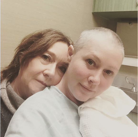 Shannen Dohert et sa mère, après une séance de radiothérapie. L'actrice se bat contre un cancer du sein. Photo publiée sur Instagram, le 14 décembre 2016