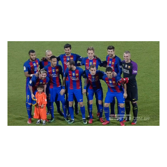 Murtaza Ahmadi, le petit Afghan de Lionel Messi, lors de sa rencontre avec l'attaquant du FC Barcelone à Doha le 13 décembre 2016.