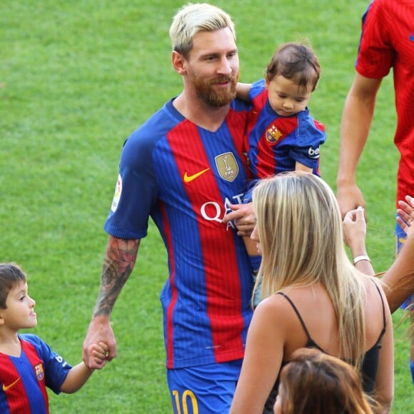 Lionel Messi avec sa femme Antonella et ses enfants Mateo et Thiago - Le FC Barcelone de Lionel Messi remporte le premier match de l'année en Ligua, 6 à 2 contre le Betis Seville au Camp Nou à Barcelone le 20 Août 2016.