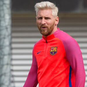 Lionel Messi arbore son nouveau look lors de l'entraînement de l'équipe du de football FC Barcelona à Burton-on-Trent, le 25 juillet 2016.