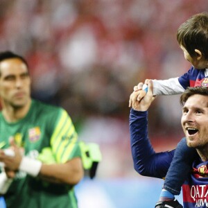 Lionel Messi et son fils Mateo - Le FC Barcelone remporte la Coupe du Roi contre Séville et s'offre le doublé à Madrid en Espagne le 22 mai 2016.
