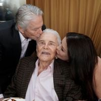 Michael Douglas fête les 100 ans de son père Kirk avec sa femme et ses enfants