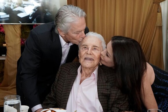 Michael Douglas fête les 100 ans de son père Kirk avec sa femme Catherine Zeta-Jones.