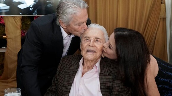 Michael Douglas fête les 100 ans de son père Kirk avec sa femme et ses enfants