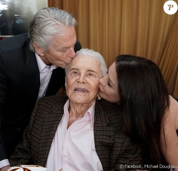 Michael Douglas fête les 100 ans de son père Kirk avec sa femme Catherine Zeta-Jones.