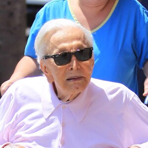 Exclusif - Kirk Douglas, en fauteuil roulant, se rend à un rendez-vous médical à Beverly Hills le 29 juin 2016. L'acteur aura 100 ans le 9 décembre 2016.