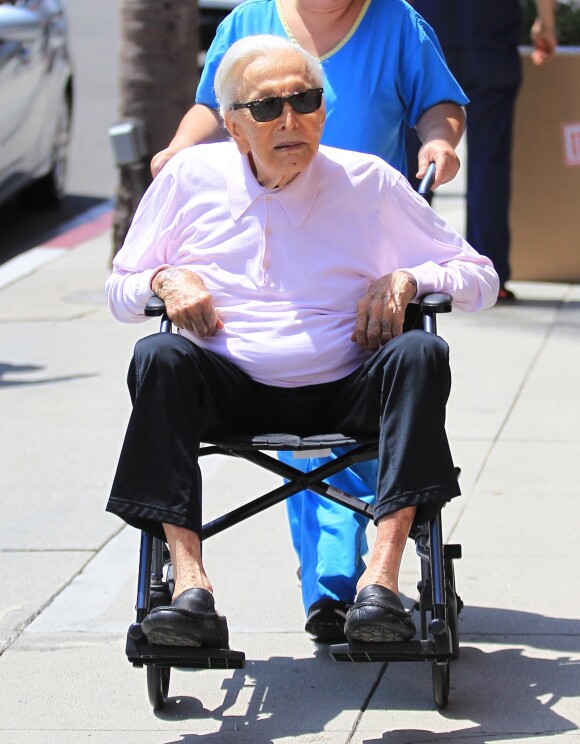 Exclusif - Kirk Douglas, en fauteuil roulant, se rend à un rendez-vous médical à Beverly Hills le 29 juin 2016. L'acteur aura 100 ans le 9 décembre 2016.
