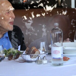 Michael Douglas déjeune avec son père Kirk à Beverly Hills le 25 février 2014.