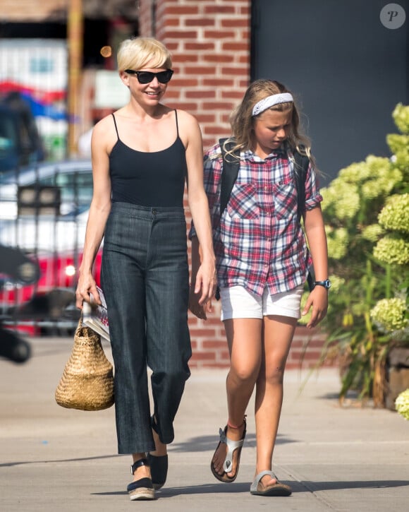 Exclusif - Michelle Williams se promène (le jour de son anniversaire) avec sa fille Matilda Ledger dans les rues de New York, le 9 septembre 2016
