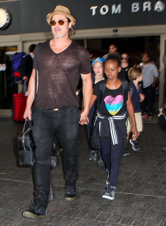 Brad Pitt et Angelina Jolie arrivent avec leurs enfants Maddox, Pax, Zahara, Shiloh, Vivienne et Knox à l'aéroport de LAX à Los Angeles, le 5 juillet 2015