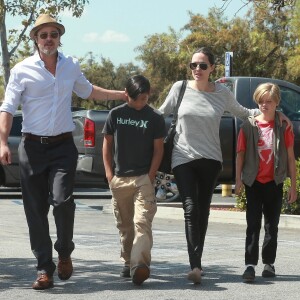 Brad Pitt et Angelina Jolie font du shopping avec leurs enfants Shiloh et Pax à Glendale. Le 10 juillet 2015 