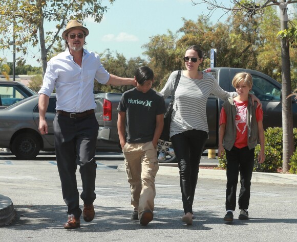 Brad Pitt et Angelina Jolie font du shopping avec leurs enfants Shiloh et Pax à Glendale. Le 10 juillet 2015 