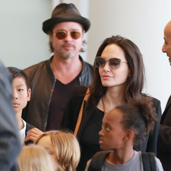 Brad Pitt, sa femme Angelina Jolie et leurs enfants Maddox, Pax, Zahara, Shiloh, Vivienne et Knox prennent l'avion à l'aéroport de Los Angeles pour venir passer quelques jours dans leur propriété de Miraval, le 6 juin 2015.