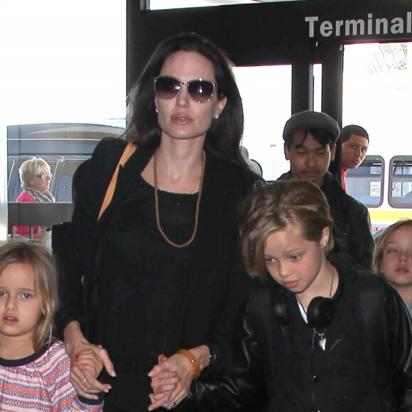 Brad Pitt, sa femme Angelina Jolie et leurs enfants Maddox, Pax, Zahara, Shiloh, Vivienne et Knox prennent l'avion à l'aéroport de Los Angeles pour venir passer quelques jours dans leur propriété de Miraval, le 6 juin 2015.