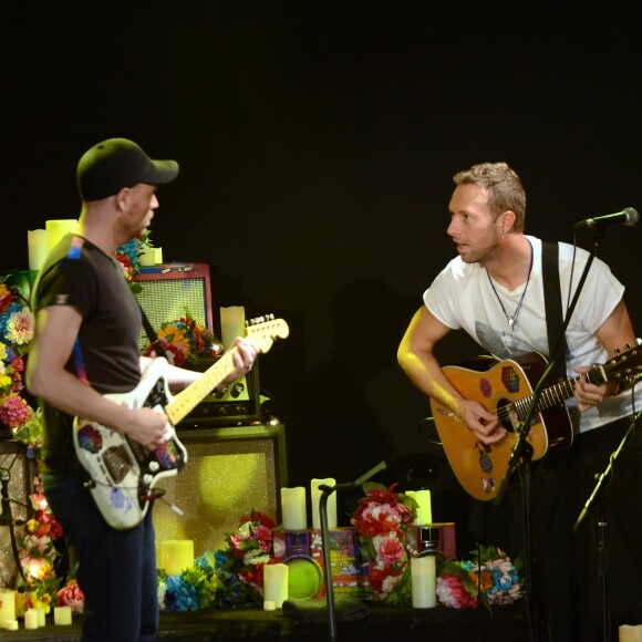 Jonny Buckland (Coldplay), Chris Martin (Coldplay) sur le plateau de l'émission TV "Che tempo che Fa" à Milan en Italie le 13 novembre 2016.