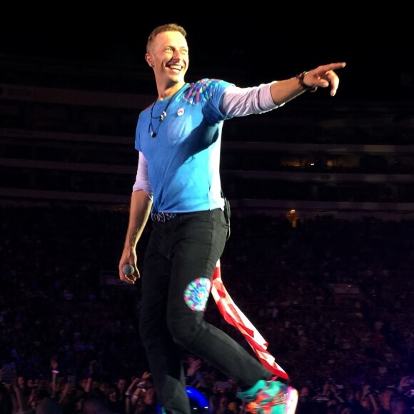 Chris Martin en concert avec Coldplay au Rose Bowl à Pasadena le 20 août 2016.