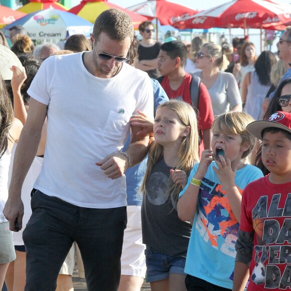 Exclusif - Chris Martin et ses enfants Apple et Moses se promènent à "Santa Monica Pier" à Santa Monica, le 27 juin 2014