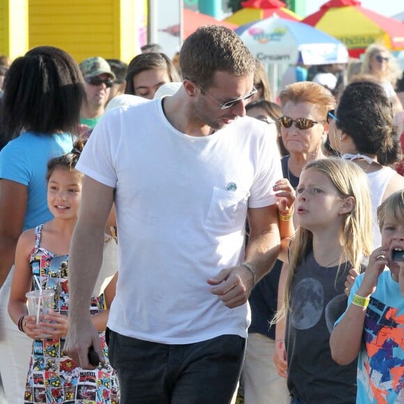 Exclusif - Chris Martin et ses enfants Apple et Moses se promènent à "Santa Monica Pier" à Santa Monica, le 27 juin 2014