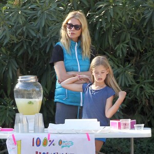 Exclusif - Gwyneth Paltrow aide ses enfants Moses et Apple a vendre de la limonade et des cookies pour le quartier de Pacific Palisades le 6 janvier 2014.