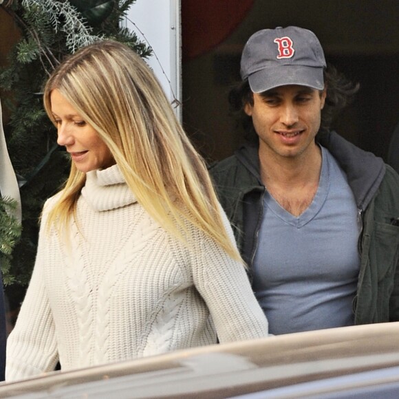 Gwyneth Paltrow se balade avec son petit ami Brad Falchuk dans les rues de Los Angeles, le 10 décembre 2016