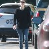 Exclusif - Rachel Bilson, qui porte des claquettes en fourrure, va visiter des propriétés à Studio City, le 29 novembre 2016.
