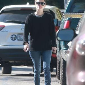 Exclusif - Rachel Bilson, qui porte des claquettes en fourrure, va visiter des propriétés à Studio City, le 29 novembre 2016.