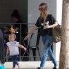 Exclusif - Rachel Bilson se promène avec sa fille Briar à Los Angeles le 15 novembre 2016.