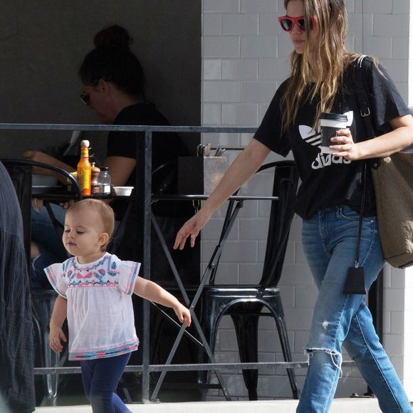 Exclusif - Rachel Bilson se promène avec sa fille Briar à Los Angeles le 15 novembre 2016.