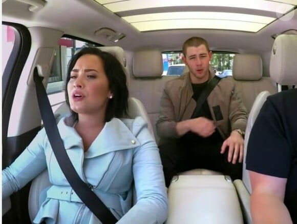 Demi Lovato et Nick Jonas dans le Carpool Karoké de James Corden, chantent All i want for Christmas is you. Décembre 2016