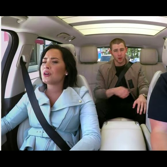 Demi Lovato et Nick Jonas dans le Carpool Karoké de James Corden, chantent All i want for Christmas is you. Décembre 2016