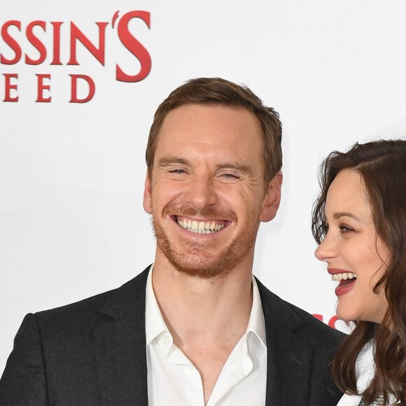 Michael Fassbender et Marion Cotillard (enceinte) au photocall de Assassin's Creed à Londres à l'hôtel Claridge le 8 décembre 2016.