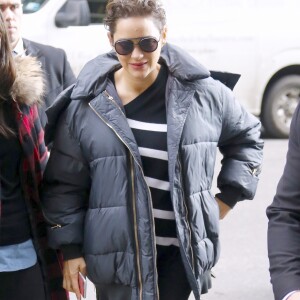 Marion Cotillard, enceinte, arrive à son hôtel à New York le 13 décembre 2016.