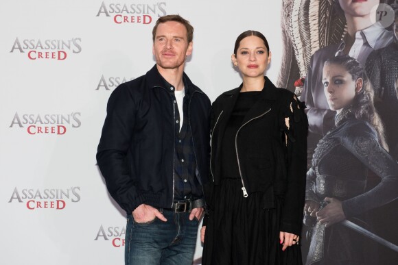 Michael Fassbender et Marion Cotillard enceinte lors du photocall du film "Assas­sin's Creed" au Cafe Moskau à Berlin, Allemagne, le 1er décembre 2016.