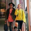 Exclusif - Evan Rachel Wood fait une balade shopping avec son fils Evan et son compagnon supposé à Los Angeles le 11 décembre 2016.