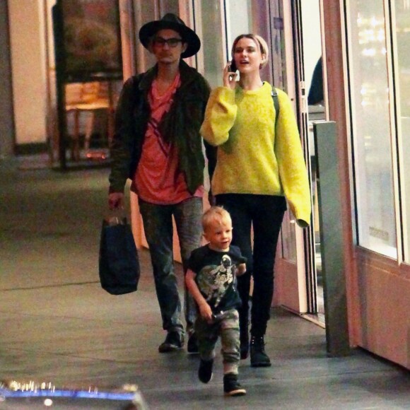 Exclusif - Evan Rachel Wood fait une balade shopping avec son fils Evan et son compagnon supposé à Los Angeles le 11 décembre 2016.