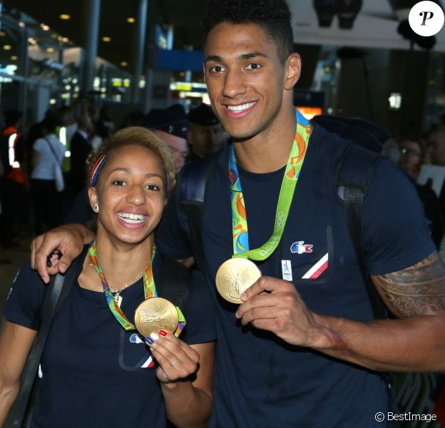 Tony Yoka et sa compagne Estelle Mossely - Arrivées des athlètes des jeux olympiques de Rio 2016 à l'aéroport de Roissy le 23 août 2016.